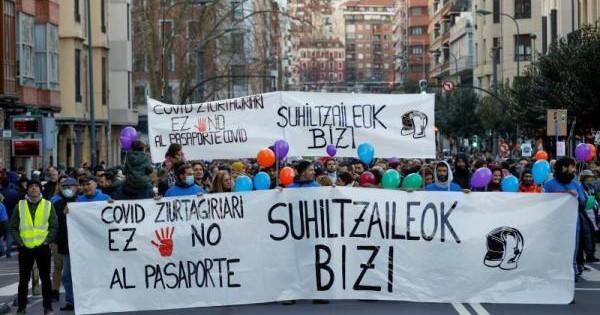 Демонстрация против ковидного паспорта и вакцинации в Бильбао