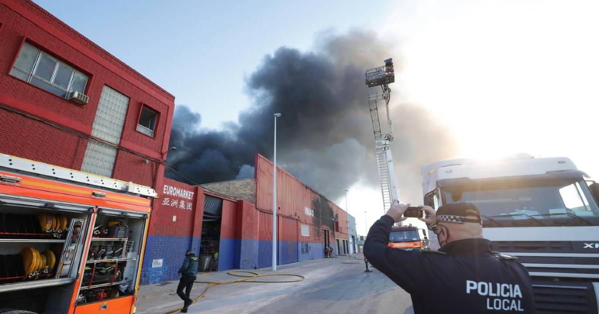 Рядом с аэропортом Валенсии произошел крупный промышленный пожар
